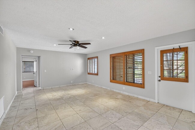 Building Photo - 511 Shady Pine Way