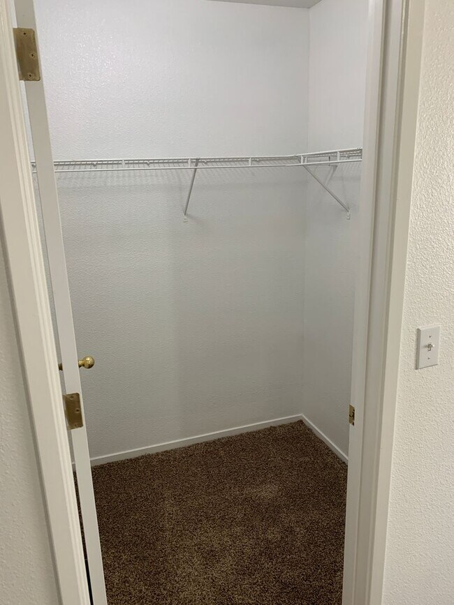 Building Photo - 2 WEEKS FREE RENT November Special - Beaut...