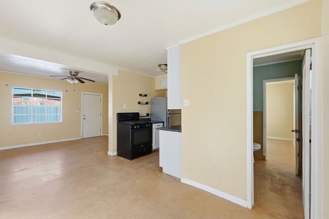 Building Photo - 3226 E Bermuda St