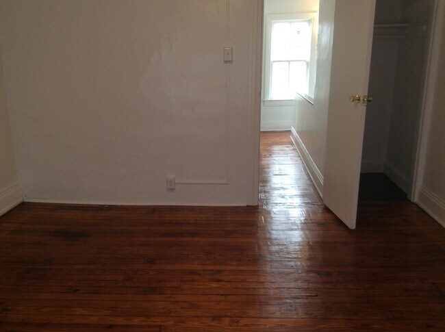 Building Photo - Spacious 5 Bedroom 1.5 Bath House- York City SD