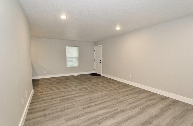 Building Photo - 402 Hazel Ave