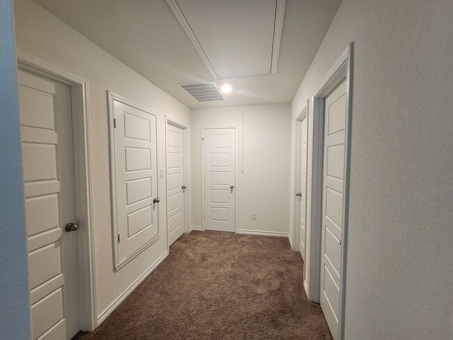 Building Photo - Spacious 4BR House in Converse