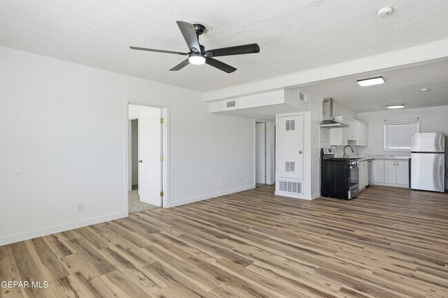 Building Photo - 8929 Robert Dr