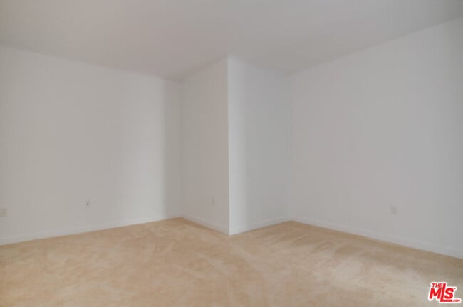 Building Photo - 13700 Marina Pointe Dr