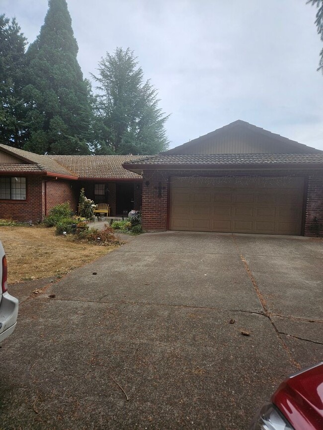 Building Photo - Spacious 4 bedroom/2.5 bath home on 1.5 acres