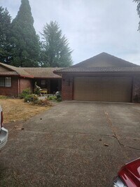 Building Photo - Spacious 4 bedroom/2.5 bath home on 1.5 acres