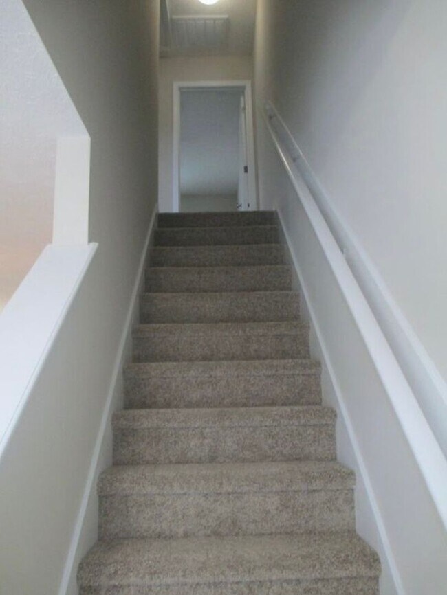 Building Photo - Like New Townhome!