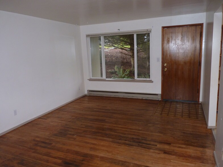 Building Photo - 521 Ave D