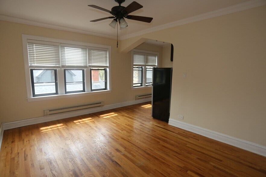 Building Photo - 4742 N Hermitage Ave