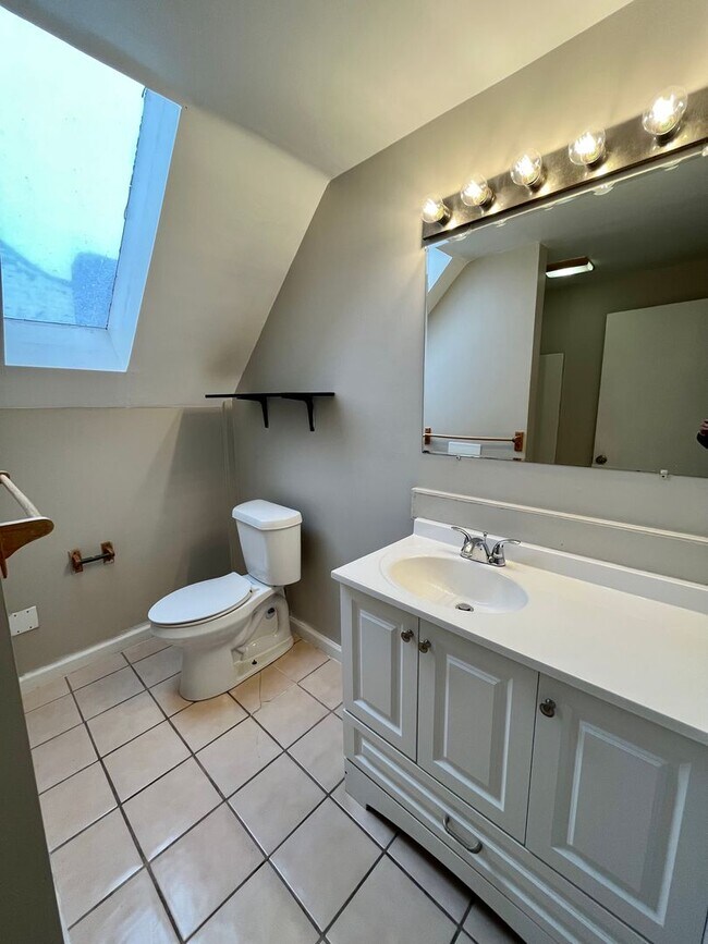 Building Photo - *** Shadyside Duplex Apartment * Pet Friendly * Spacious & Renovated * Available Now * Modern Fin...