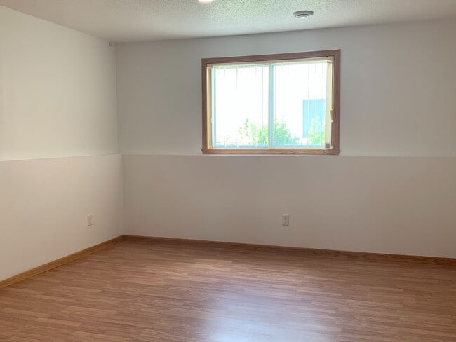 Building Photo - 3 Bedroom Twinhome