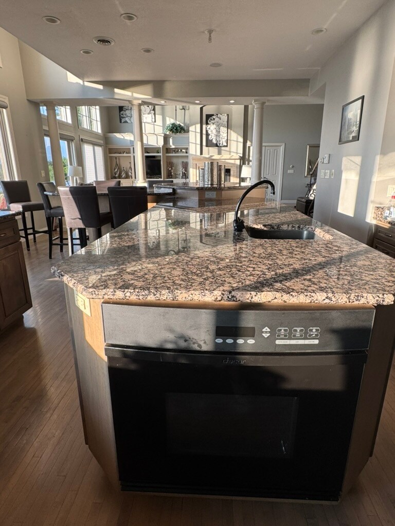Beautiful counter tops with kitchen sitting area - 1832 Nakomis Ave