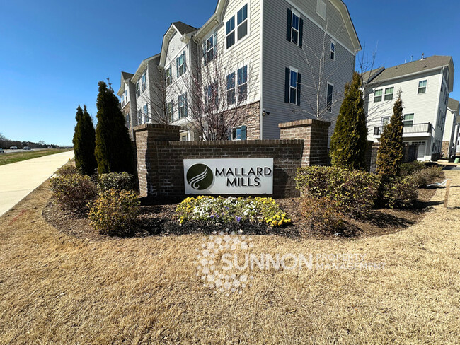 Building Photo - Spacious 3-Bedroom Townhome in a Prime Loc...