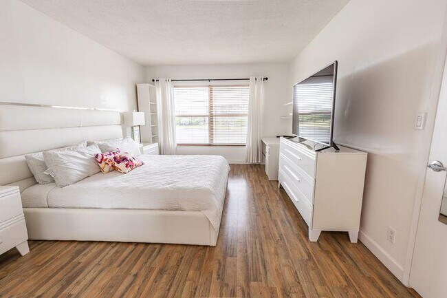 Building Photo - 2751 N Palm Aire Dr