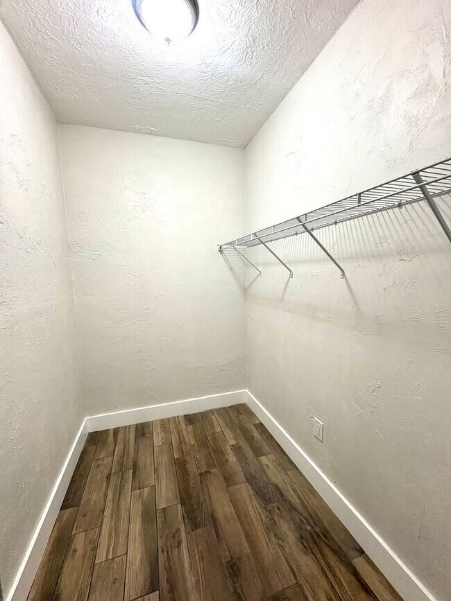 Building Photo - 3/2 Historic Home Available NOW!