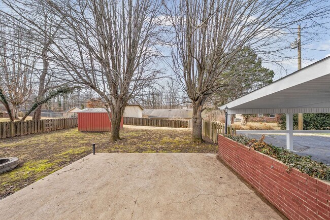 Building Photo - Renovated 3 Bedroom Pet Friendly Home For Rent!