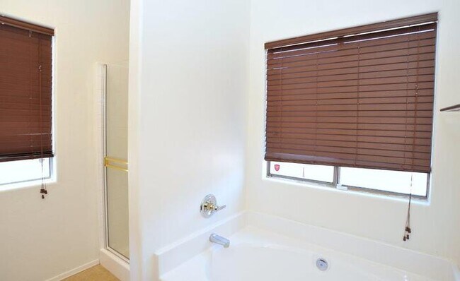 Building Photo - Priced right in Dove Mountain. Fresh & cle...