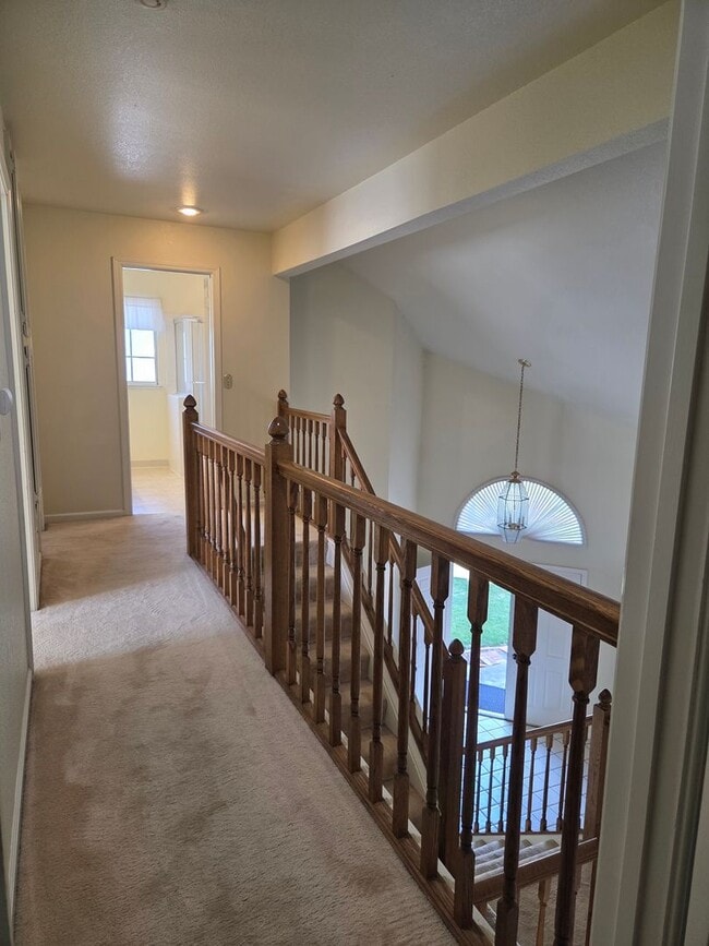 Building Photo - Spacious Laurel Creek Home
