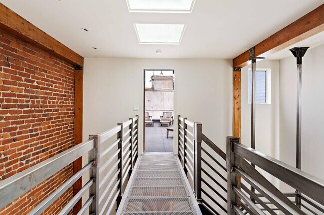Building Photo - 657 3rd St