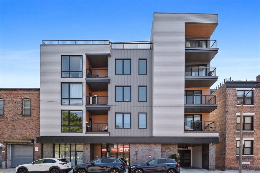Building Photo - 275 Border St