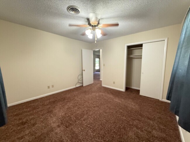 Building Photo - 1121 Woodside Dr