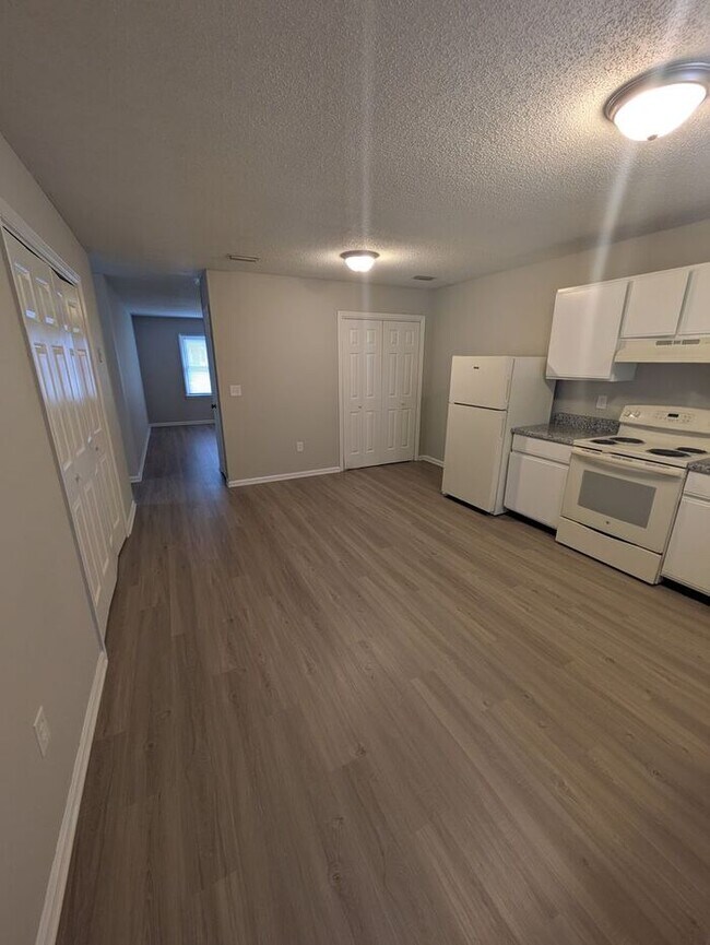 Building Photo - 2BD/1B End Unit at Northtowne Heights