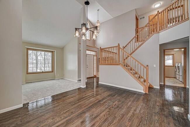 Building Photo - Spacious 4-Bed 4-Bath Home in Buffalo - Available 7/1!
