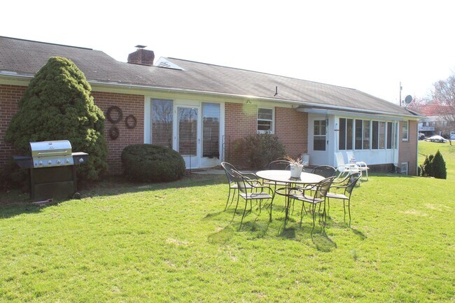 Building Photo - 9083 Meadowbrook Cir