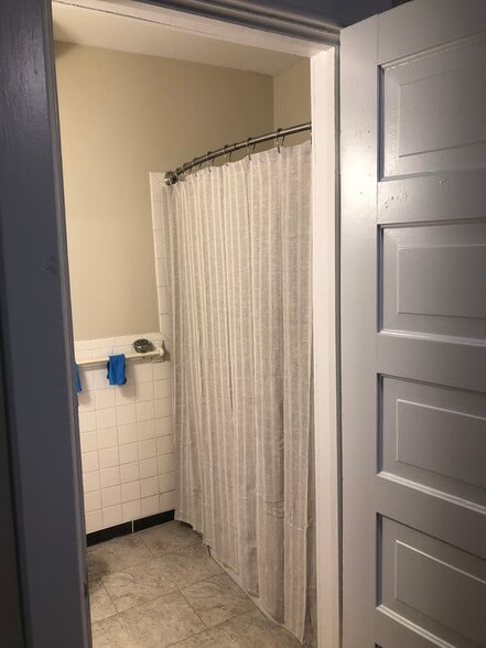 Bath - 1212 Brookstown Ave