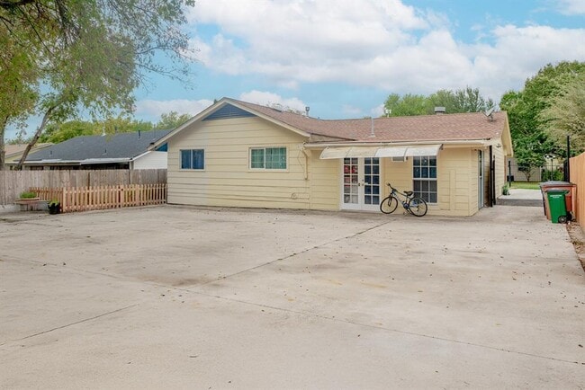 Building Photo - 9801 Oriole Dr