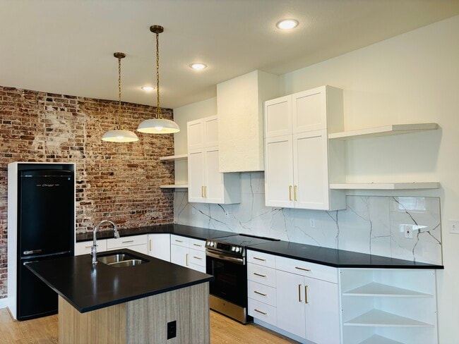 Building Photo - 711 Broadway St