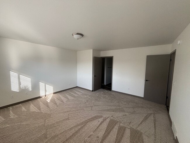 Building Photo - Remodeled Midtown Apartment (APP#244)