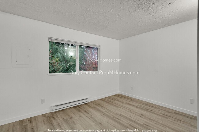 Building Photo - Oregon City Gem! Updated Upper-Level Unit ...