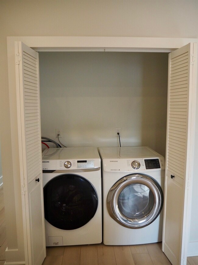 Building Photo - 1205 Hillside Pl