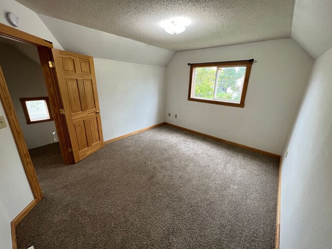 Building Photo - AVAILABLE FEBRUARY - SPACIOUS 3bd/2ba!