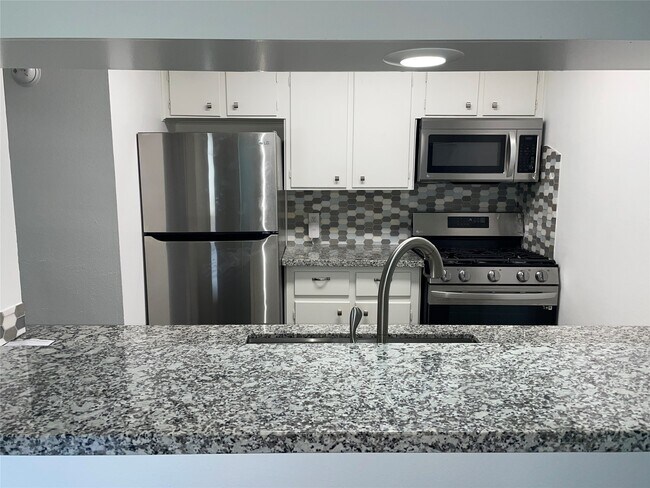 Building Photo - 1110 W Tri Oaks Ln