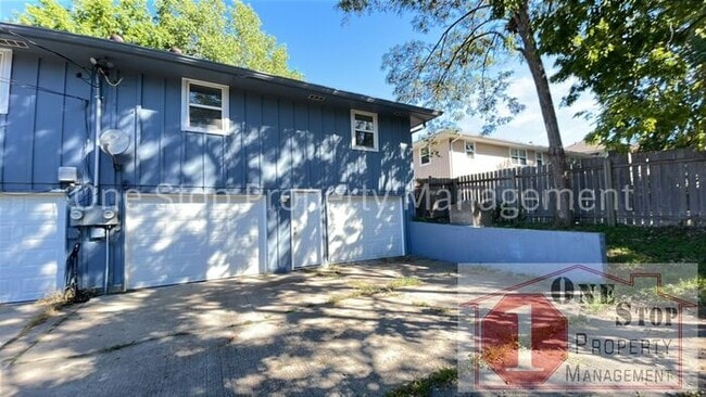 Building Photo - 3 Bed / 2 Bath Duplex in Blue Springs!