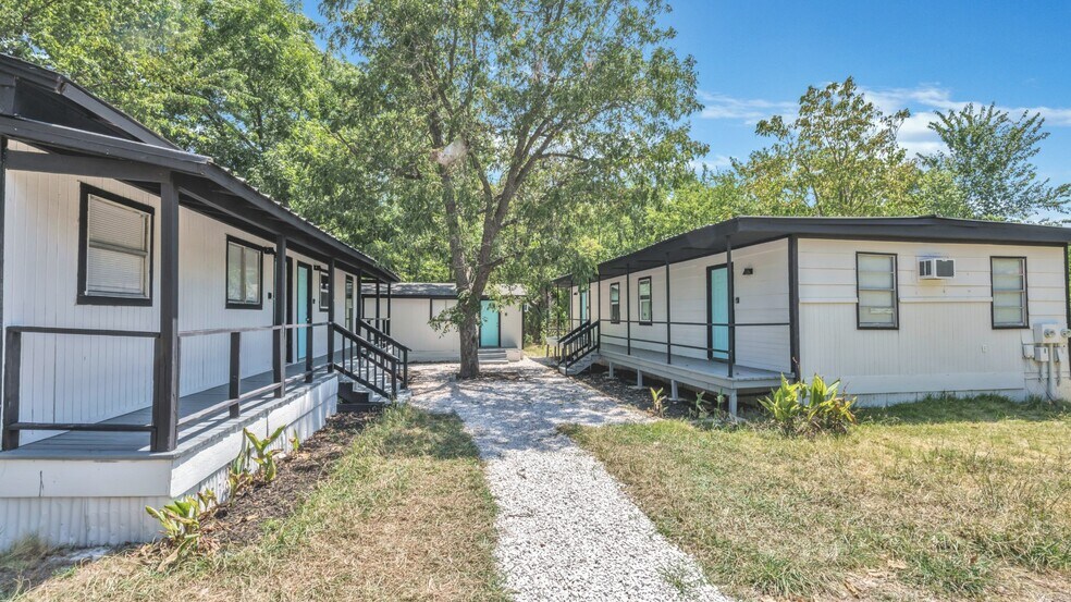 Building Photo - 711 S Houston St