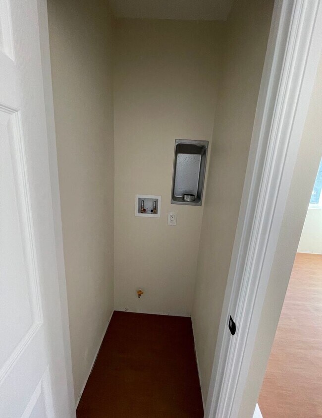 Building Photo - 1113 Riedel Ave