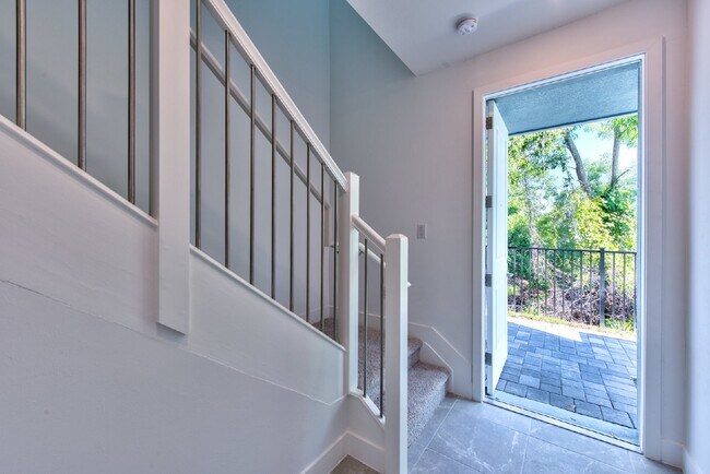 Building Photo - 3 BEDROM 3 BATH TOWNHOUSE IN VILLA MAR BON...