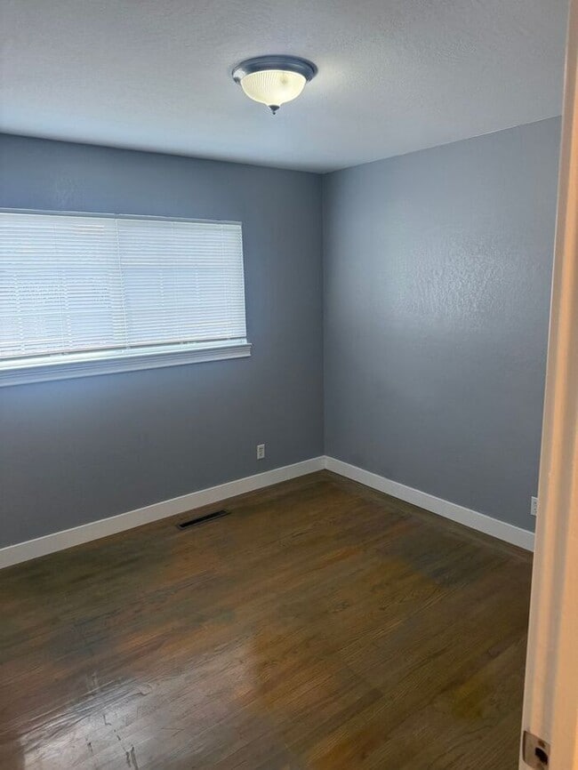 Building Photo - Charming 3 bedroom 2 bath home