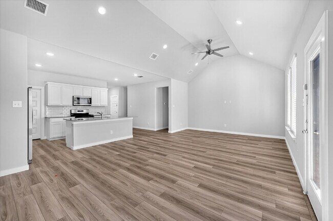 Building Photo - Spacious 5-Bedroom, 4-Bath Home with Washer, Dryer & Refrigerator