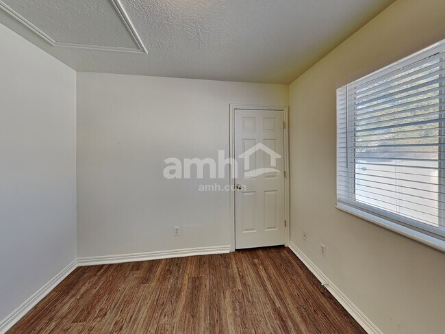 Building Photo - 651 Saddlebrook Dr