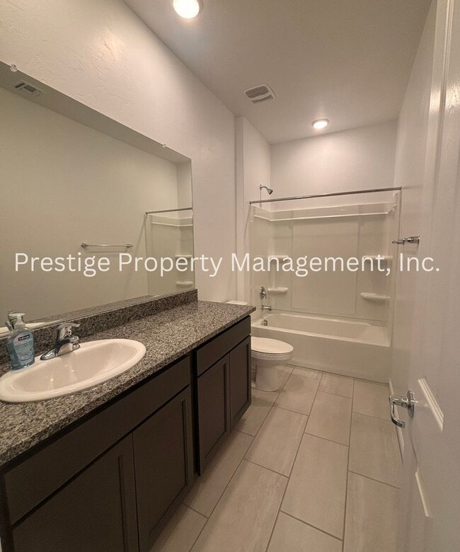 Building Photo - Beautiful 2/2 2-Story West Side Home With ...