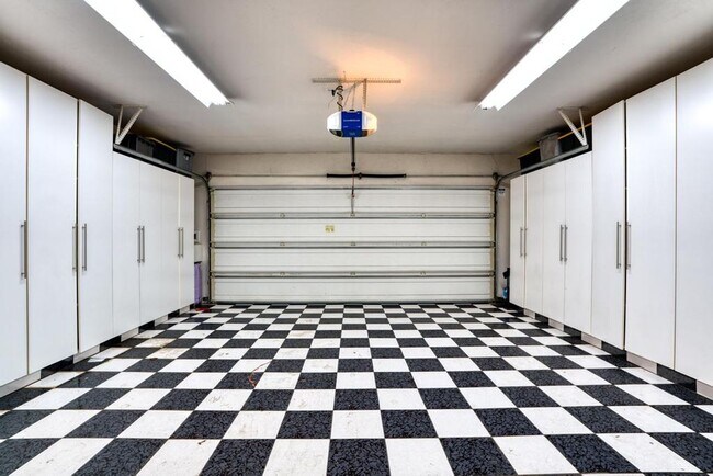 Building Photo - Stunning home located is sought after Northgate!