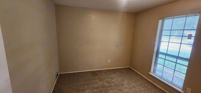 Building Photo - 2204 Oak Hill Dr
