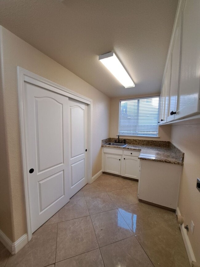 Building Photo - PRICE REDUCED TO $3450 & MOVE IN SPECIAL $450 OFF THE 1ST MONTH'S RENT – Spacious 5-Bedroom Fresn...