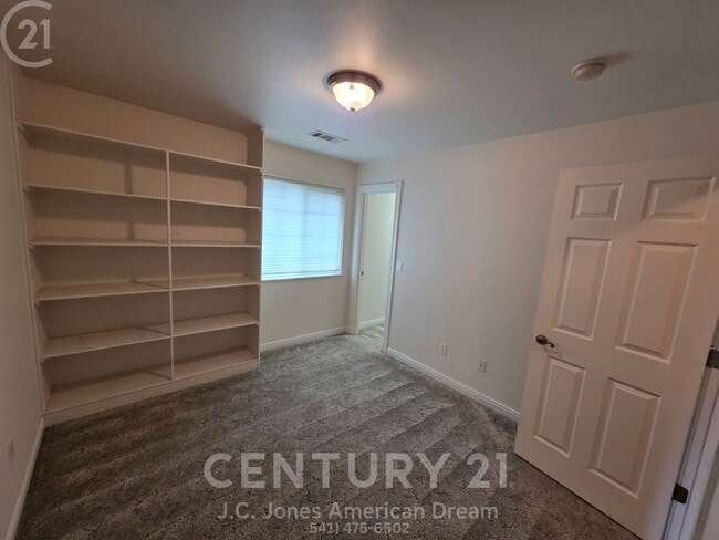 Building Photo - Newer 3 bed 2 bath