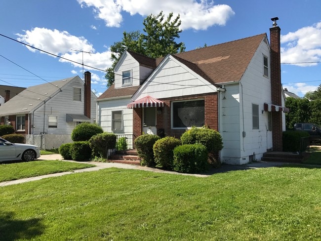 Primary Photo - 1072 Amboy Ave