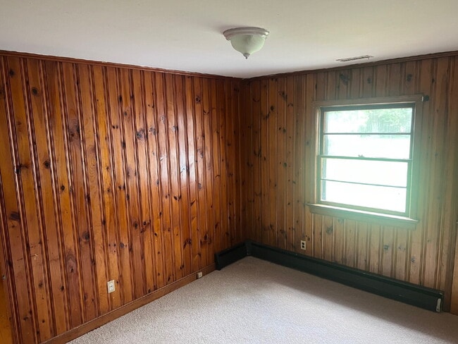 Building Photo - 3 Bedroom Rancher on Spacious Lot